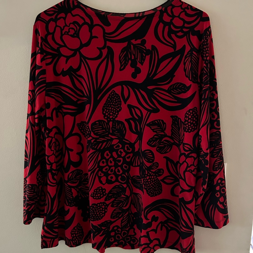 No Brand Name-{Size-1x}-Red and Black Pattered Top - Picture 2 of 5